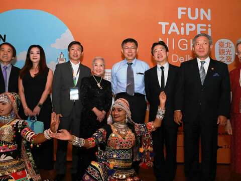 柯市長偕同國寶大師廖瓊枝、張正傑、朱陸豪與當地表演團體共同推動臺印文化觀光交流