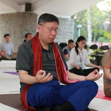 柯市長印度德里大學甘地中心學習瑜珈，架勢十足