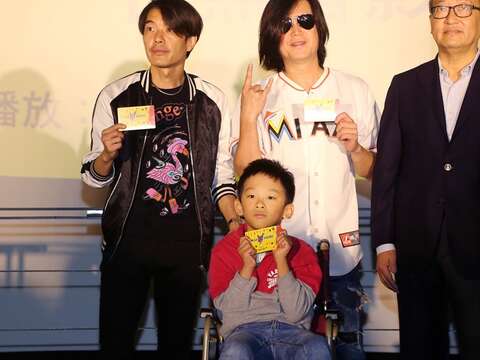 悠遊卡公司規劃特製版的「搖滾世大運悠遊卡」送給共演活動參與者