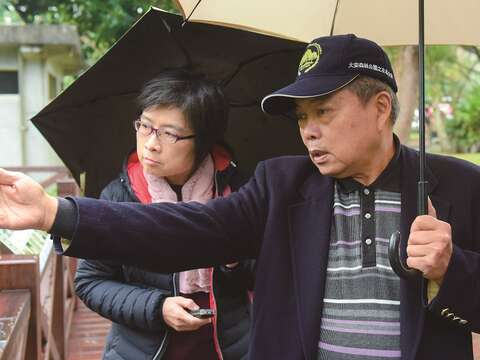 楊平世教授解說螢火蟲的生長習性。(攝影/黃建彬)