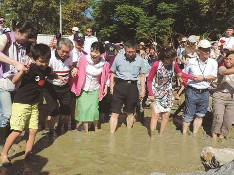台北市長柯文哲(中)參加大安森林公園螢火蟲生態池擴建踩泥活動。（圖／簡文秀提供）