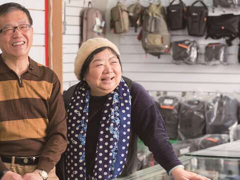 驊陽照相器材的老闆林永祥與老闆娘楊純，笑著回憶年少青春在西門町約會的情形。（攝影／梁忠賢）