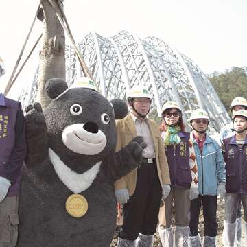 到動物園找老朋友之餘,熊讚也不忘愛護地球參與植樹活動。(攝影/劉佳雯)