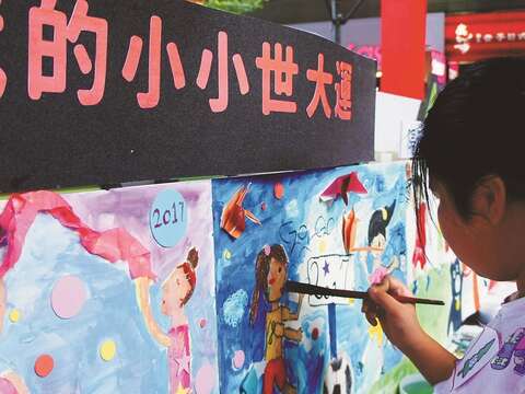 大家一同發揮創意,為世大運增添色彩。(圖/台北市政府文化局提供)