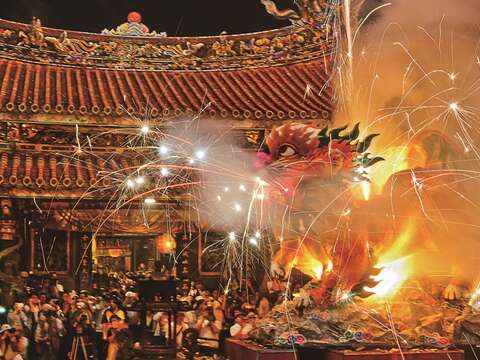 大龍峒保安宮特有的「放火獅」，有鎮煞平安意義。（攝影／范誌修）