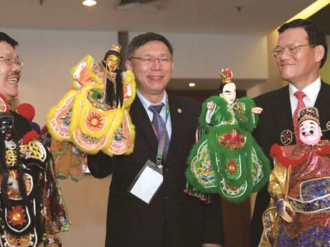 柯市長將台灣傳統布袋戲偶帶到馬來西亞分享交流。（圖／台北市政府觀光傳播局提供）
