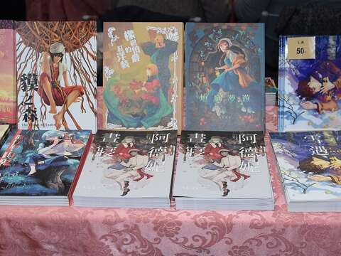 台北市政府於去年舉辦「2016台北動漫嘉年華」,現場除了有動漫Cosplay之外,還有同人誌及原創動漫圖像畫展。(攝影/劉佳雯)