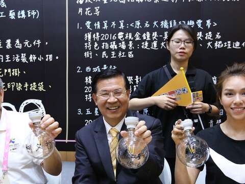 柯Ｐ（左一）、觀巴執行長徐浩源（左二）和喬喬（右一）首度體驗裝置藝術燈泡彩繪