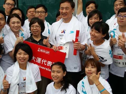 陳景峻副市長(中左四)、蘇麗瓊執行長(中左三)及世大運隊留下勝利的合影