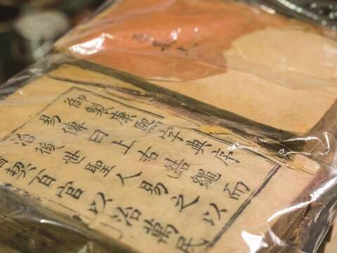 道光7年版本的康熙字典,是新舊書屋老闆李哲銘珍貴的收藏。(攝影/梁忠賢)