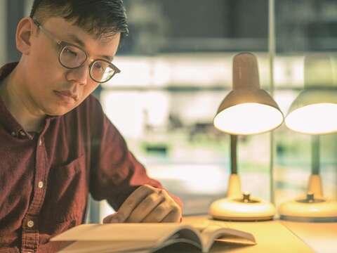 侯季然導演從小就喜愛閱讀,時常徜徉在牯嶺街的舊書香中。(攝影/梁忠賢)