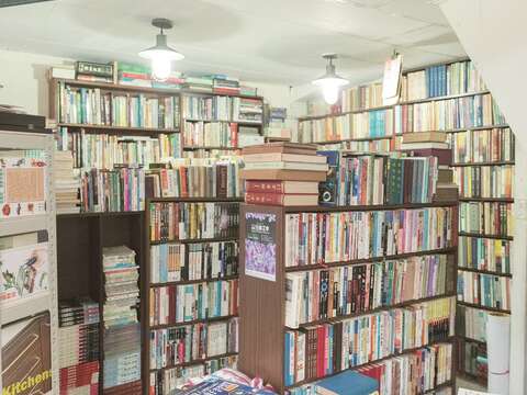 「人文書舍」已有50年歷史,目前由第二代經營。(攝影/梁忠賢)