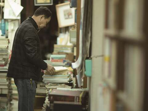舊書攤有許多瑰寶,靜待有緣知音前來拾取。(攝影/梁忠賢)