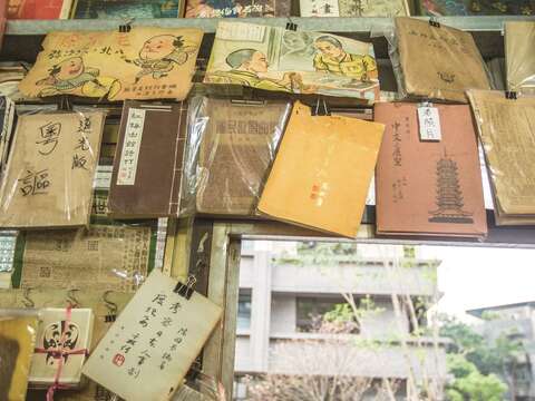 過期的雜誌、漫畫、教科書、文學書、甚至絕版的手抄本、線裝書等,都能在牯嶺街舊書攤找到。(攝影/梁忠賢)