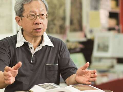 天龍圖書老闆沈榮裕談起書街的輝煌時期，臉上滿是緬懷與驕傲。（攝影／梁忠賢）