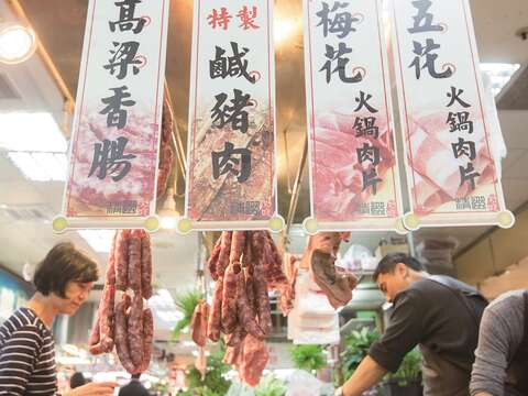 傳統市場中的各項新鮮及加工肉品極受歡迎。(攝影/江祐任)