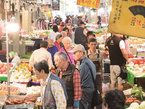士林市場日夜人聲鼎沸。（攝影／江祐任）