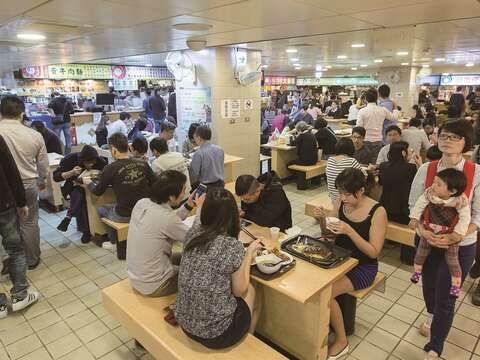西湖市場2樓匯聚攤商，猶如美食地下街。（攝影／江祐任）
