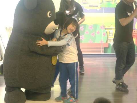 參觀小朋友獲得熊讚抱抱及熊偶，笑得好開懷！