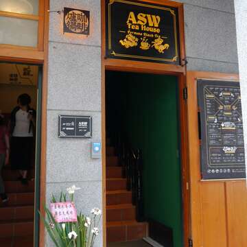 位於屈臣氏大藥房2樓的ASW Tea House，具有英倫典雅的書香氣息。（攝影／鄒瑋）