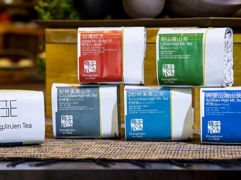 以結合「TEA」與「王」設計的精緻包裝吸引顧客的目光。(攝影/劉德媛)