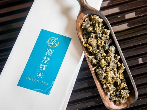 寶堂蝶米茶品包裝設計極簡雅致。(攝影/劉德媛)