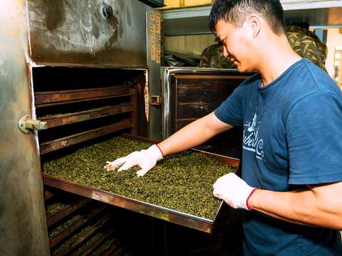 老闆陳嘉將是製茶老行家。(攝影/劉德媛)