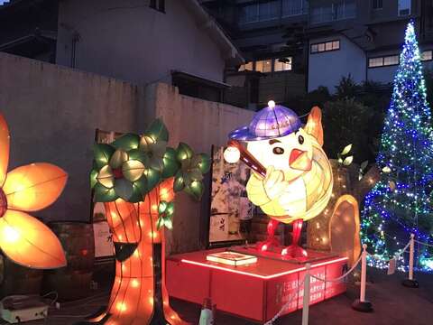 六塊雞在庭園中揮棒，怡然自得。