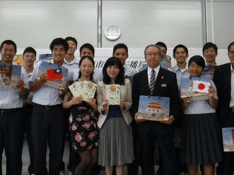 臺北市觀傳局副局長陳譽馨向松山工業高等學校校長內藤善文及師生推介臺北修學旅行