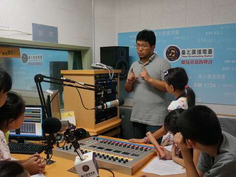 臺北電臺辦理暑期廣播體驗活動，由資深廣播人在錄音間實地解說