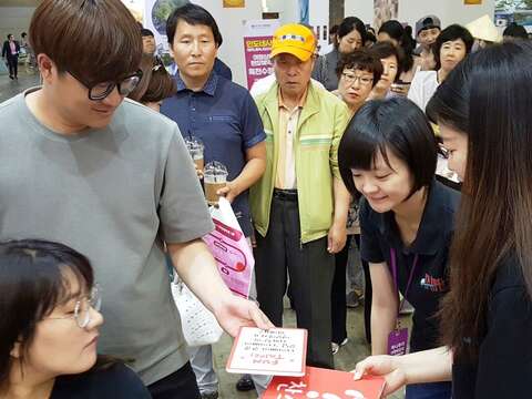 大富翁遊戲吸引許多民眾排隊參與