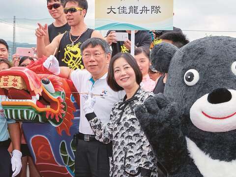 全台最萌點睛官熊讚和柯P一同畫龍點睛。（攝影／林宜賢）