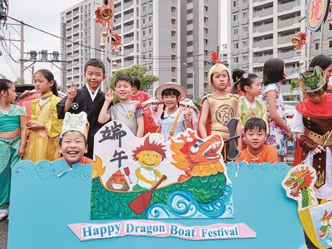小朋友也穿著各國服飾加入祭江遊行隊伍，傳達台北市的熱情與國際友善。（攝影／林宜賢）