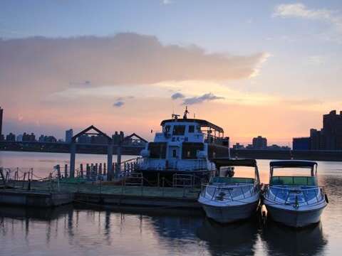 淡水河のほとりにある大稲埕ふ頭は、昼夜問わず美しい景色が広がり、古くから国内外の行楽客が訪れています。（写真／王能佑）