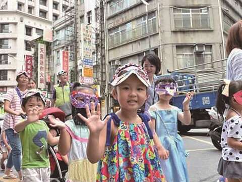 朝陽鈕扣街踩街隊（圖／朝陽服飾材料街區發展協會提供）