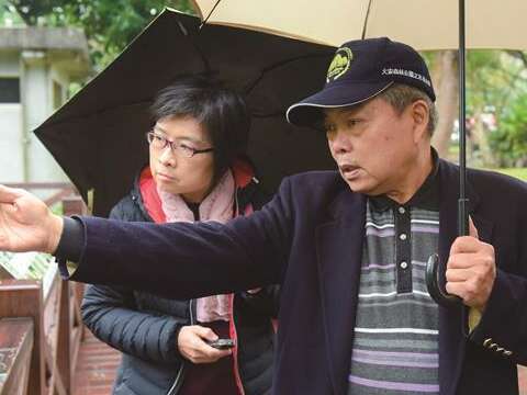 Professor Yang introduces the firefly’s growth habits. (Photo: Huang Chienpin)