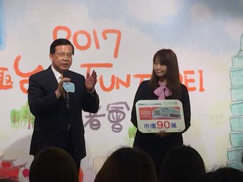 簡余晏局長與臺北雙層觀巴徐浩源執行長賣力推廣觀光巴士