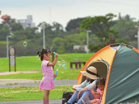 大佳河濱公園深受親子喜愛。(攝影/黃建彬)