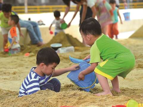 大佳河濱公園的沙坑與其他遊具設施，打造出歡樂溫馨的親子樂園。（攝影／黃建彬）