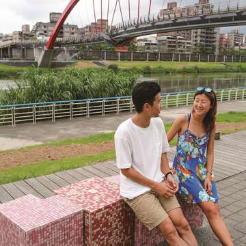 成美河濱公園以愛情為主題，打造甜蜜氛圍。（攝影／楊智仁）