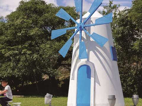 古亭河濱公園設置有愛心拱門、幸福鐘樓、藍白色系風車、樂隊、雙囍字等裝置藝術。（攝影／楊智仁）
