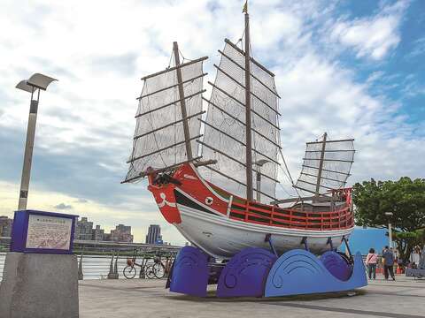 延平河濱公園有一艘等比尺寸縮小的唐山帆船，訴說著曾是北台灣商業貿易中心的大稻埕歷史。（攝影／黃建彬）