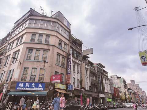 當後火車站的職業介紹所漸漸熄燈後，附近街道因地理優勢逐漸發展為批發中心。（攝影／鄒瑋）