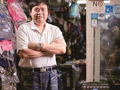 華陰街徒步區商圈發展協會副理事長黃章寬，19歲就搭乘平快火車，從雲林虎尾來到台北打拚。（攝影／張致遠）