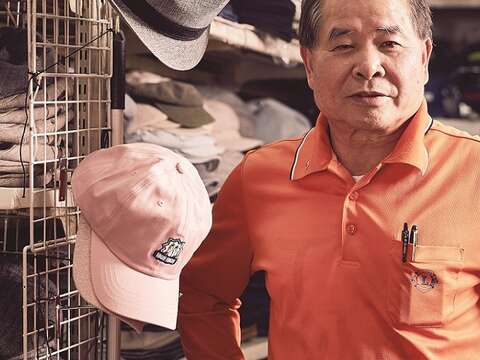 後站批發商圈會長許樹勳回想起當年的批發盛況，神情明亮而驕傲。（攝影／張致遠）