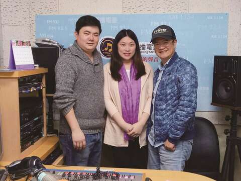 銘宇興業有限公司董事長楊博宇( 左) 與夫人鄭惠如(中),在公民總主筆節目中,分享高比例雇用弱勢團體的經營理念。(圖/羅際夫提供)