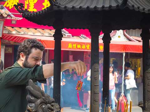 台北霞海城隍廟是祈求姻緣的著名廟宇，就連國外旅客也前往參拜。（攝影／黃建彬）
