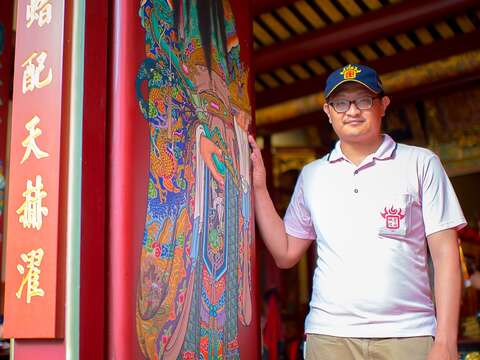 ​​​​​​在霞海城隍廟服務多年的吳孟寰，見證了許多信徒成功得到幸福的案例。（攝影／黃建彬）