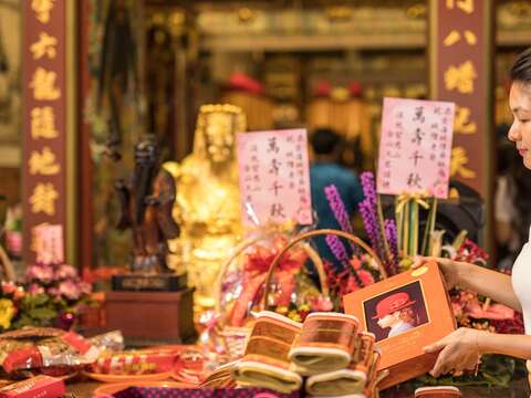 如果順利找到幸福,別忘了帶結婚喜餅到廟裡還願。(攝影/梁忠賢)