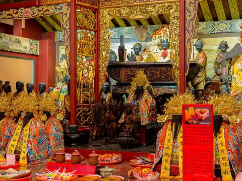 到台北霞海城隍廟求月老賜良緣時,不妨也參拜其他神明,祈求神明庇佑。(攝影/黃建彬)